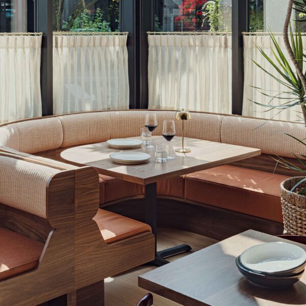 DeLille_En Ville_Corner Booth_11zon